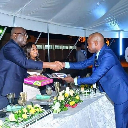 Olivier Kayomo offrant un exemplaire d’Orthografrique au président Félix Tshisekedi