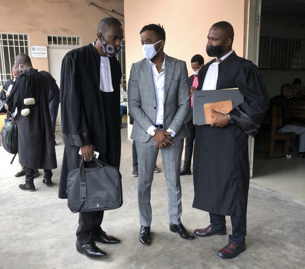 Alain Chirwisa, alias Alesh échangeant avec ses avocats au tribunal (DR)