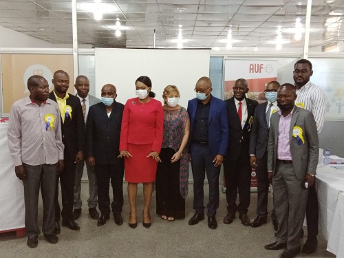 Photo de famille de J-R. Galekwa et ses hôtes avec les diplômés du FOAD (Adiac) 