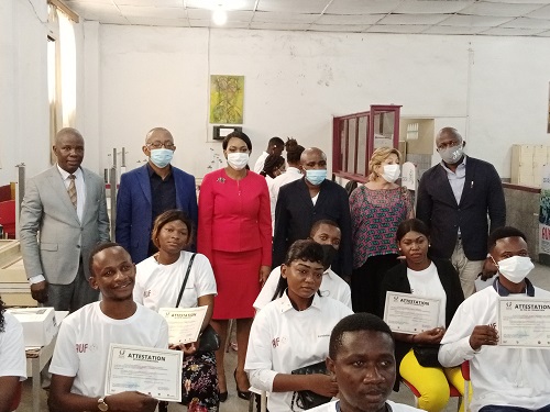 Photo de famille de J-R. Galekwa et ses hôtes avec des brevetés du FabLab (Adiac)