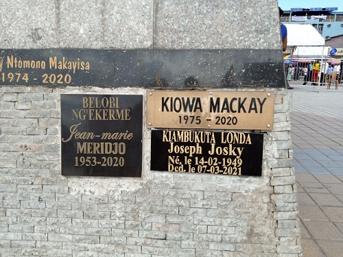  La plaque funéraire de Josky vissée à côté de celle de Meridjo (Adiac)
