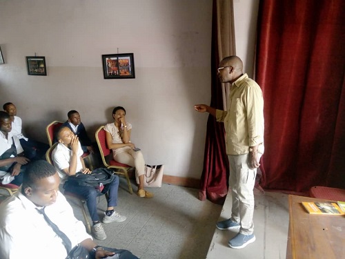 Pie Tshibanda échangeant avec les élèves sur son expérience d’écrivain (Adiac)