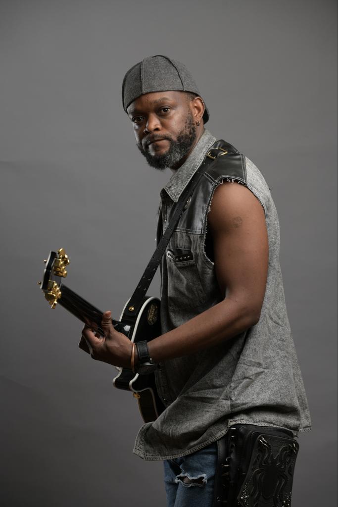 Le guitariste Pytshens Kambilo fier de mettre son talent au service de plusieurs projets (DR)