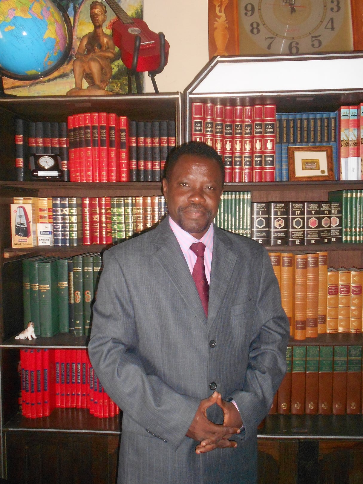 Ambroise Kua-Nzambi dans la bibliothèque de l’AAMC à Kinshasa (DR)