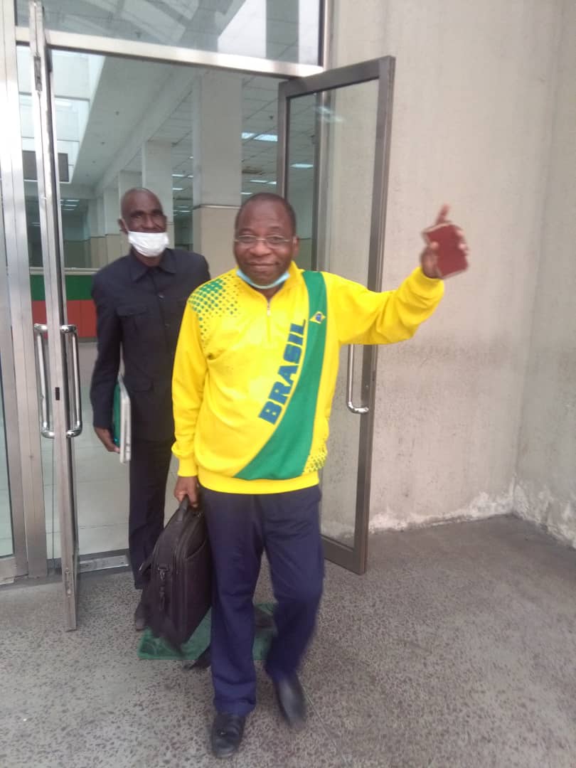 Manda Tchebwa heureux de sortir de l’Hôpital du Cinquantenaire en marchant (Adiac)