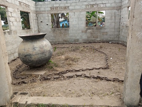 Un chaudron et une chaîne, vestiges de la traite négrière conservés à Muanda Village (Adiac)