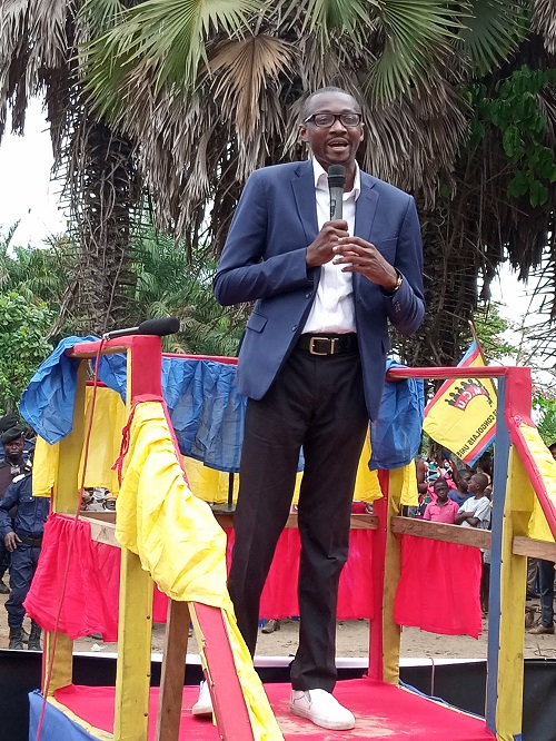 Eric Impion s'adressant aux politiques lors de la cérémonie du 29 août à Nsiamfumu (Adiac) 
