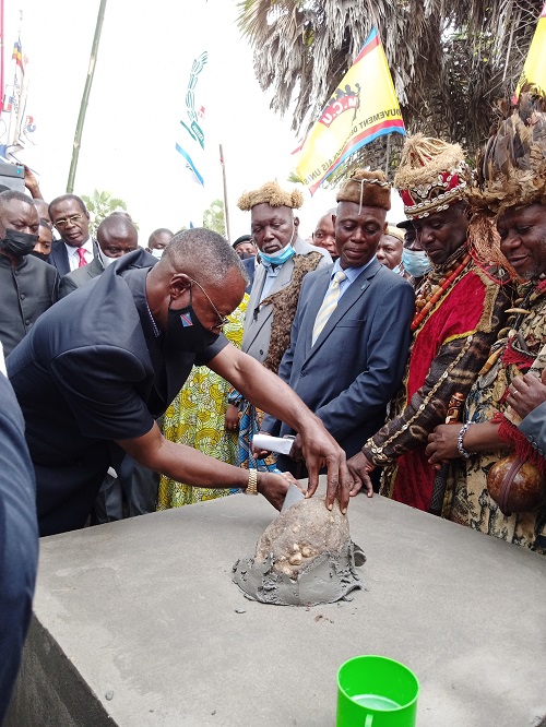 L’ex- gouverneur Atou Matubuana posant la première pierre du site de Nsiamfumu (Adiac)