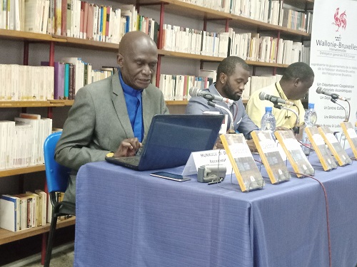 Munkulu di Deni faisant la recension du roman de Richard Ali (DR) 