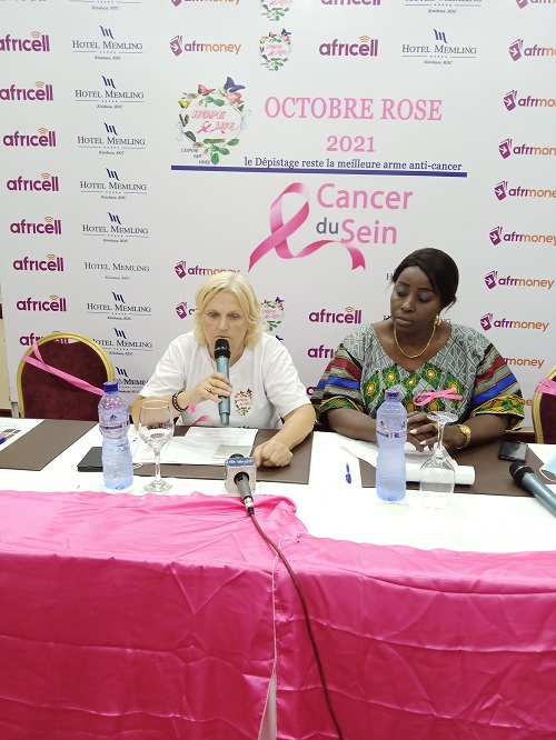Maria Tsakou et la Dr Claude Nsa livrant la programmation d’Octobre rose (Adiac)