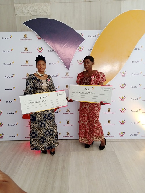 Yvette Neema Ufoy Mungu et Thérèse Olonga Olulu, premier et troisième prix (Adiac)