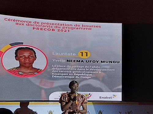 La gynécologue obstétricienne de Kisangani, Yvette Neema Ufoy faisant sa présentation en trois minutes (Adiac)