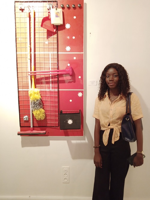 Emmanuela Masela présentant son meuble de rangement (Adiac)