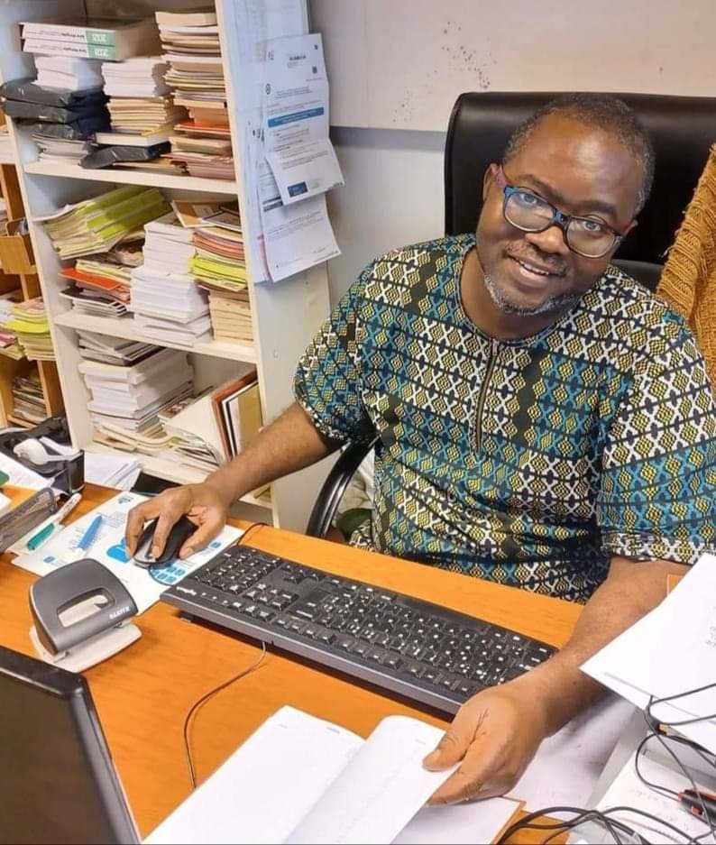 Bienvenu Sene Mongaba dans son bureau (DR)