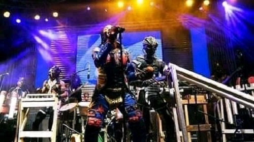 Aïcha Mena sur le podium en plein concert de Fulu Miziki (DR)