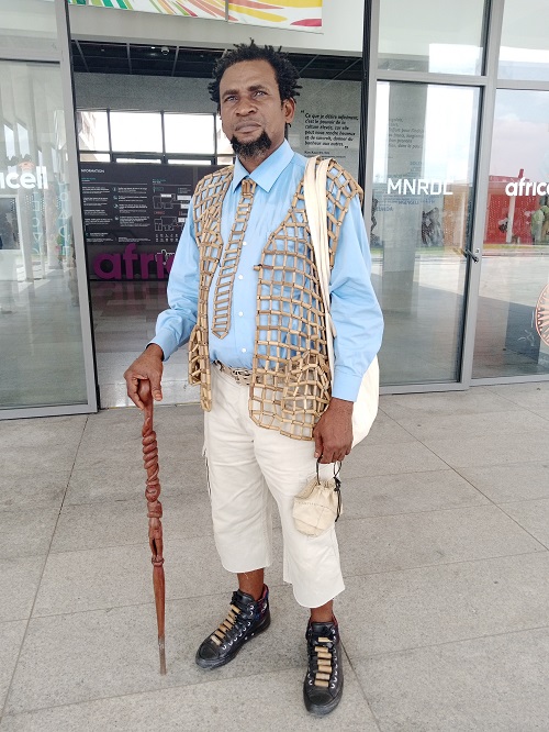 Eddy Masumbuko indossa uno dei suoi giubbotti di bambù (Adiac)