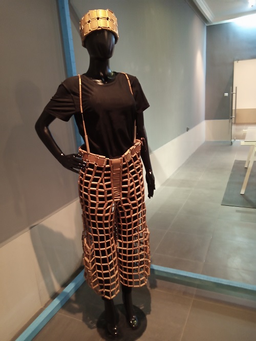 Una modella che indossa le creazioni in bambù di Eddy Masumbuko (Adiac)