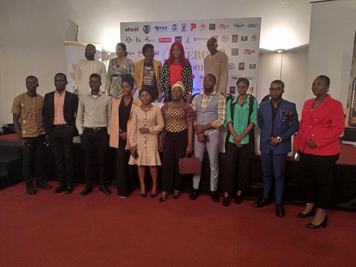 Photo de famille des membres de l’organisation avec les dix concurrents (Adiac)