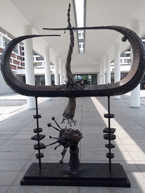 Une œuvre du sculpteur Mbikulu dans le couloir vers le hall d’entrée du musée (Adiac)