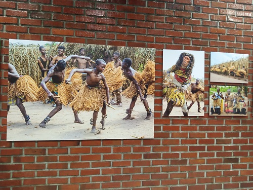 Des photos tapissant les murs à l’étage du musée national (Adiac)