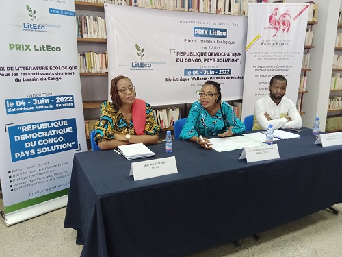 Julie Ndaya et Marthe Bosuandole attablés avec Richard Ali au lancement du Prix LitEco (Adiac)