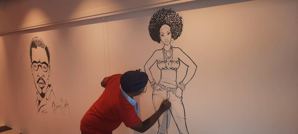 Thembo Kash dessinant Lola face aux visiteurs du Comic Salon (DR)