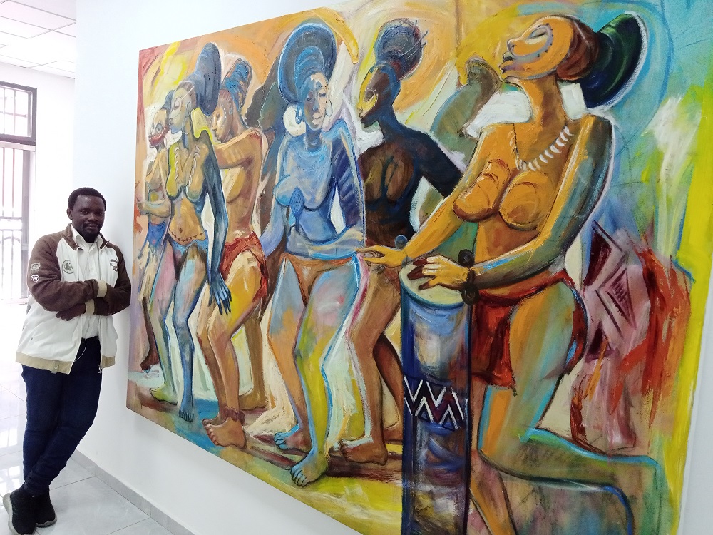 Hervé n’Damvu posant à côté d’Origines (Adiac) 