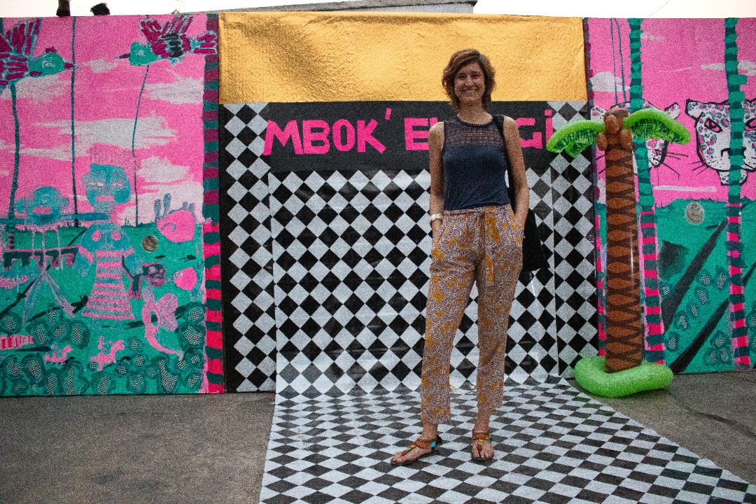 Sara Alonso Gómez posant dans l’installation du studio photo mobile Mbok’elengi du duo Mukenge/SchellHammer (DR)