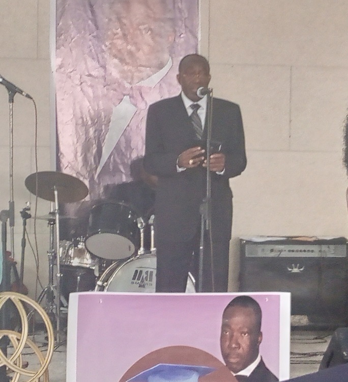 Le ministre honoraire Raymond Tshimanda rendant hommage à Damien Pwono (Adiac)