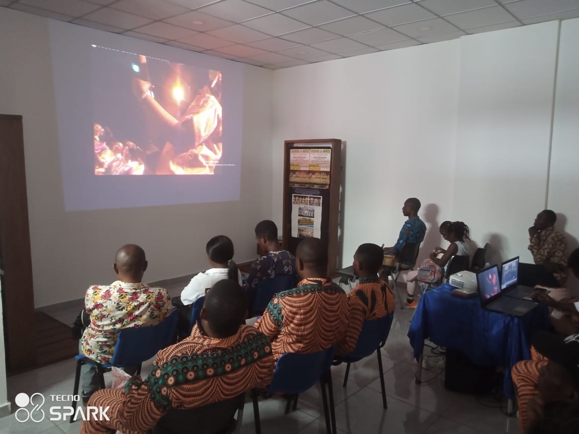  Vue d’une séance de projection de vidéos dans le cadre de l’Expo Chorale (DR)