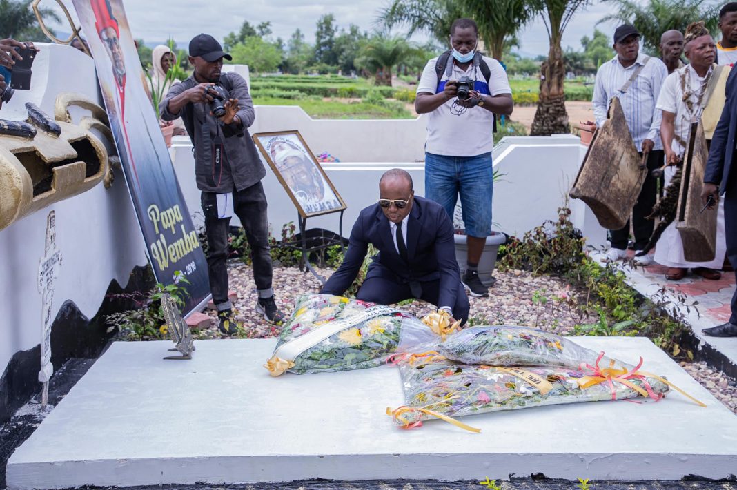 A’Salfo déposant sa gerbe de fleurs sur la tombe de Papa Wemba l’an dernier (DR)
