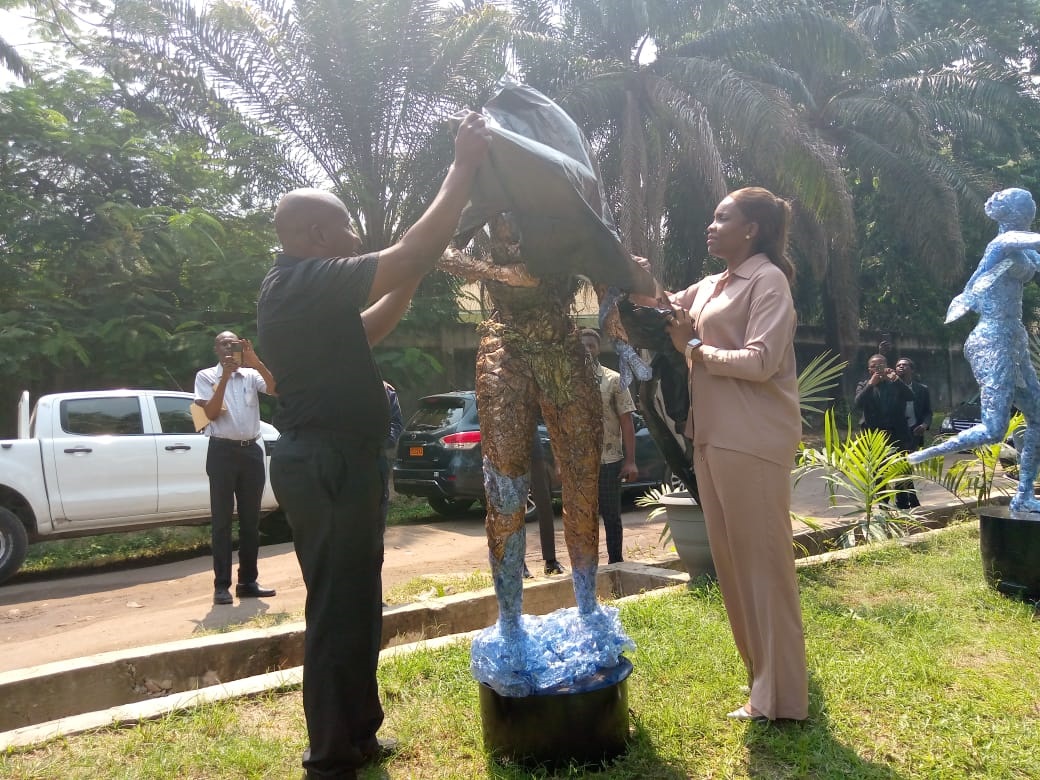 La ministre Laëtitia Kabamba dévoilant La Femme du fleuve au vernissage (Adiac)