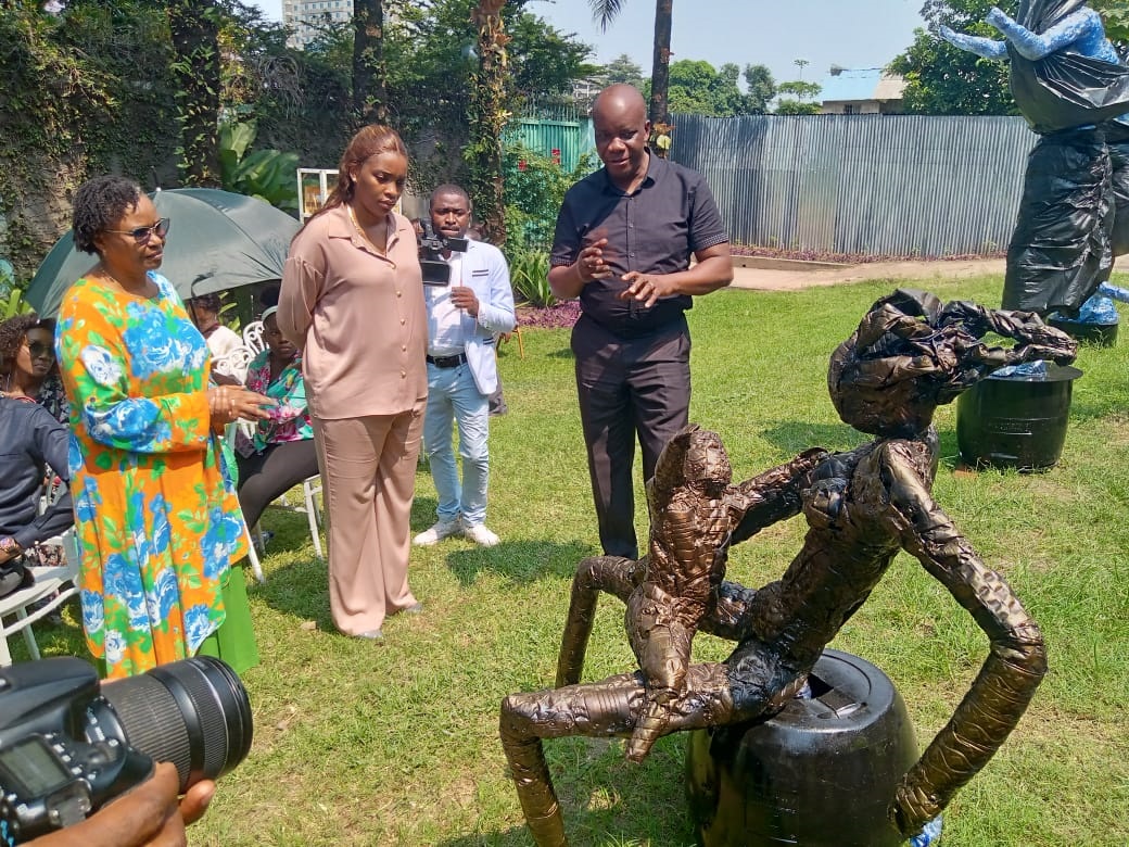  Le sculpteur écologiste Jean-Alain Masela conduisant la visite guidée de son exposition (Adiac)