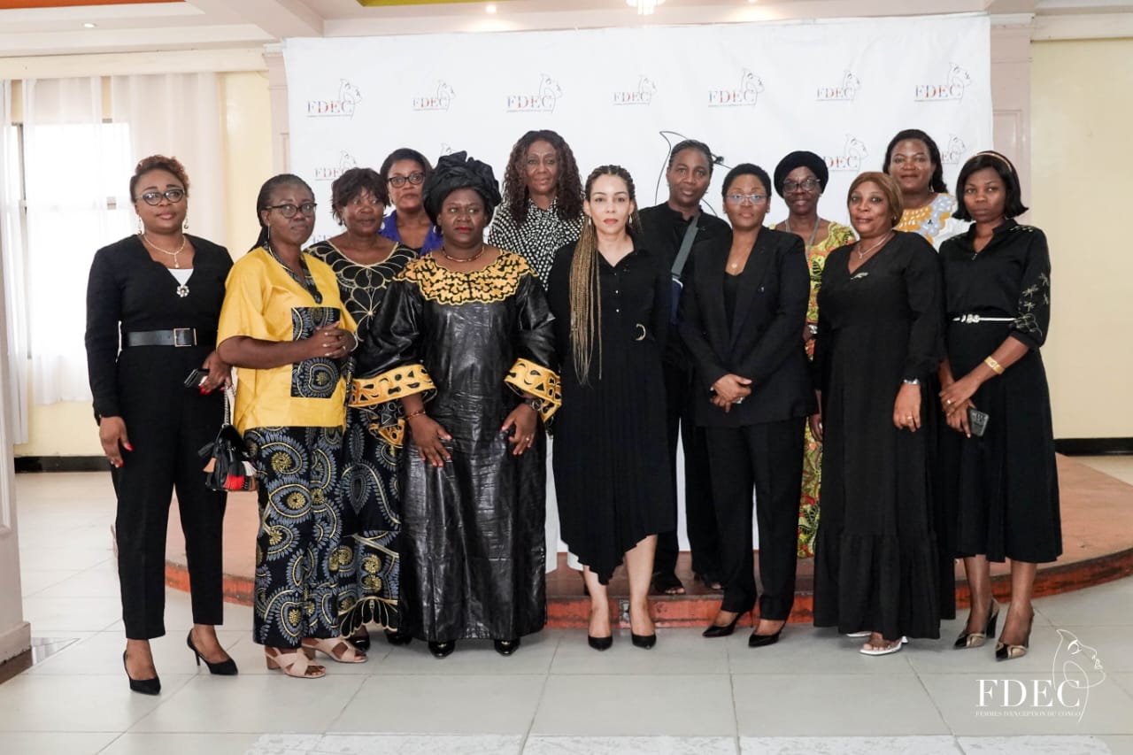 1- La photo de famille de quelques participantes, des membres de FDEC et des femmes magistrats invitées /DR