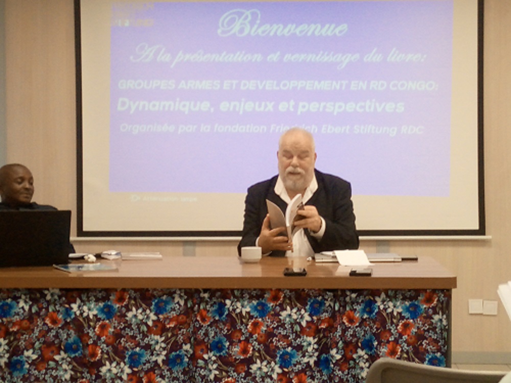 1 : Le Dr. Pierre Maurer parlant du contexte d’écriture de Groupes armés et Développement en RD Congo/ Adiac