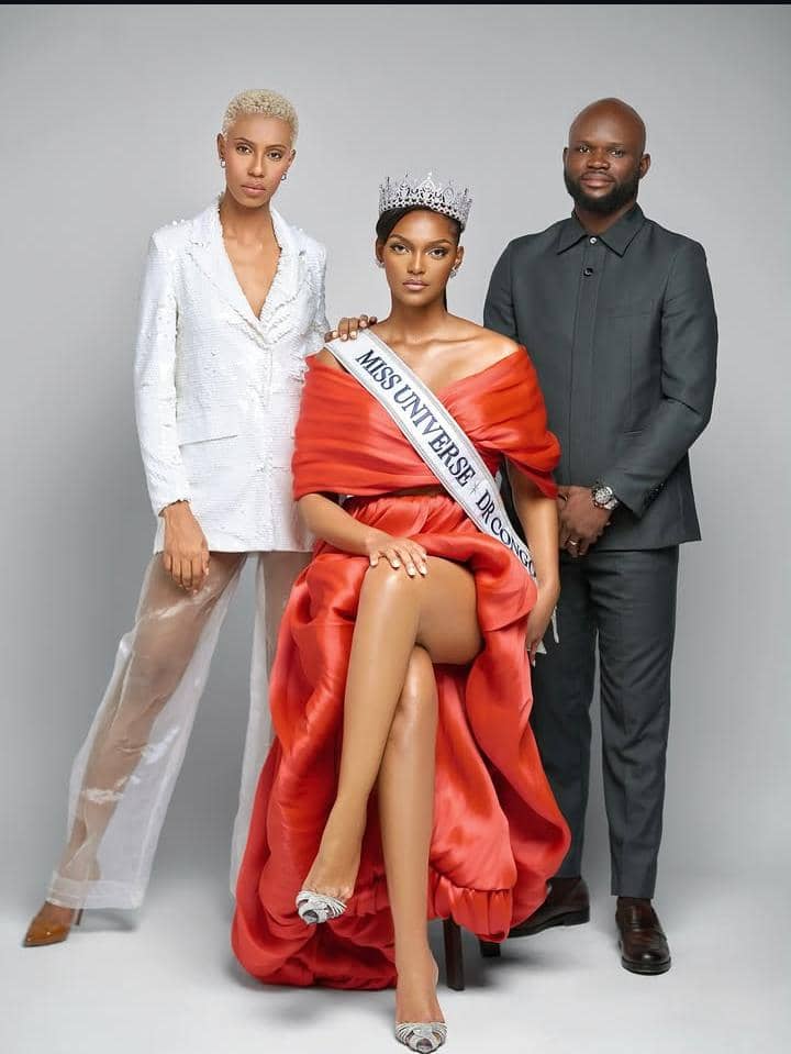 1  : Dorcas Dienda, la Miss Universe RD Congo 2025 nommée entourée de Luc Ambrosio Kayembe, directeur national adjoint et Anado Kabika, directrice nationale de Miss Universe RDC / DR