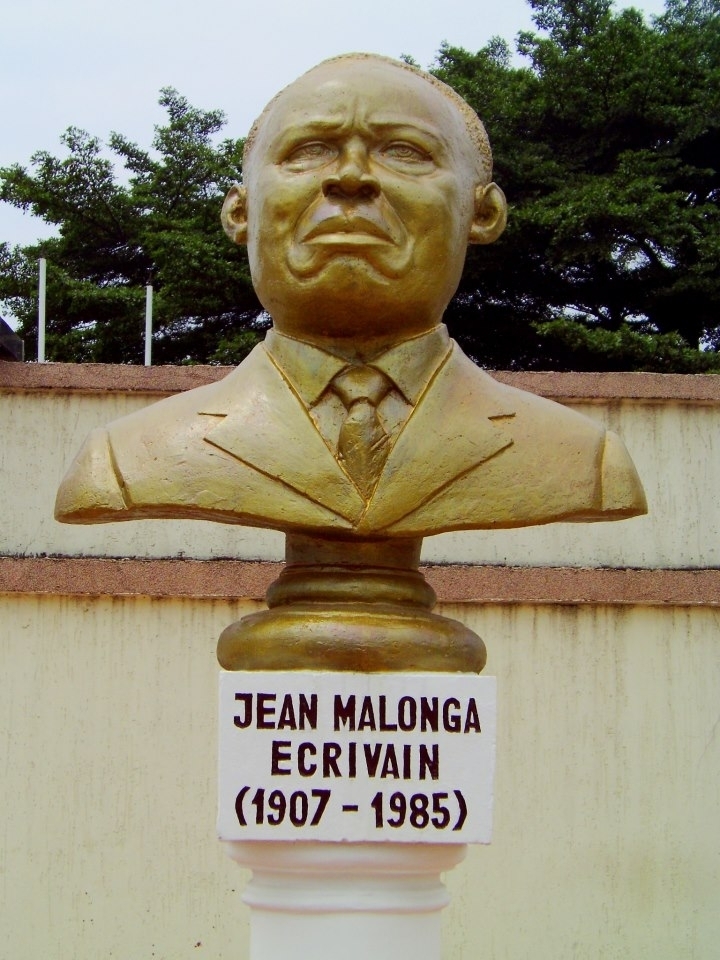 Photo de la stèle de Jean Malonga auteur du premier roman congolais  " Cœur d'Aryenne" en juillet 1953 aux Editions Présence africaine