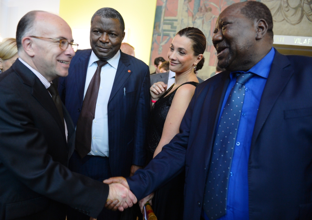 Gervanne Leridon au centre, recevant Bernard Cazeneuve, ministre de l'intérieur français