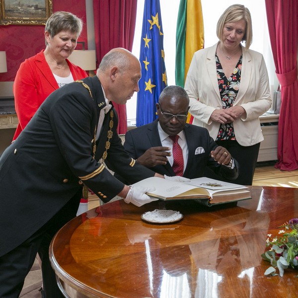 Le Premier ministre congolais, Chef de gouvernement Anatole Collinet Makosso lors de la signature de l'un des deux livres d'or au Parlement belge à Bruxelles, le 22 juin 2022