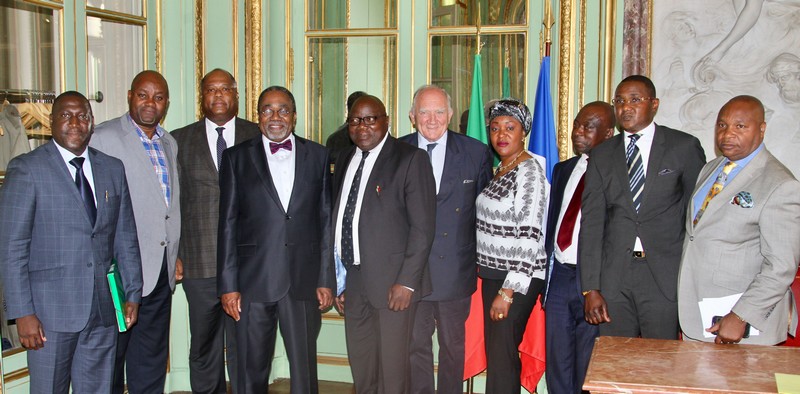 Photo de groupe des membres de ADC après la présentation de l'association à l'ambassadeur Rodolphe Adada