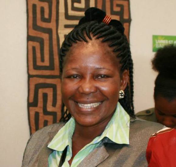 Alexandrine Lao, poètesse centrafricaine sur le stand Livres et auteurs du Bassin du Congo au 32ème Marché de la poésie (crédits Adiac) 