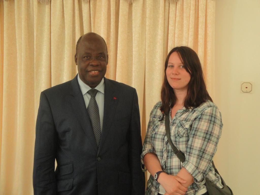 Emmanuel Ambendé, président du conseil départemental de la Cuvette en compagnie d'une volontaire venue au Congo en mission du département des Yvelines
