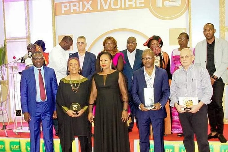 Photo de groupe autour de Blaise Ndala, lauréat Prix Ivoire 2021, samedi 20 novembre 2021