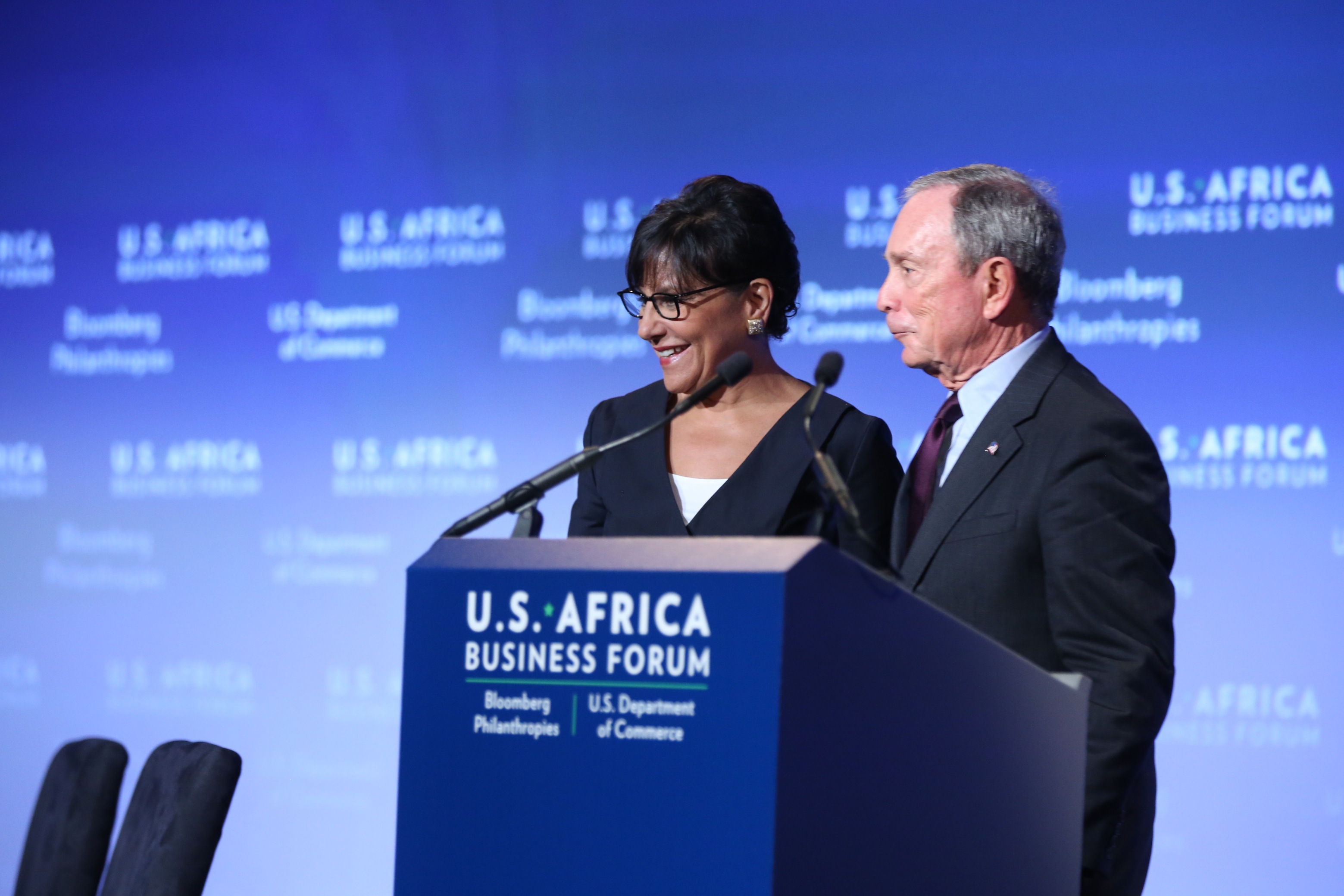 La secrétaire d’Etat au commerce américaine, Penny Pritzker et Michael Bloomberg, célèbre patron de presse et ancien maire de la ville de New-York ©DR