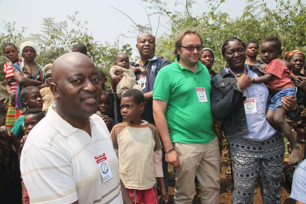 Collectif des Congolais de France lors de la distribution des lots de vêtements dans le district de Mayéyé à la veille des festivités du 54ème anniversaire de l'indépendance à Sibiti 
