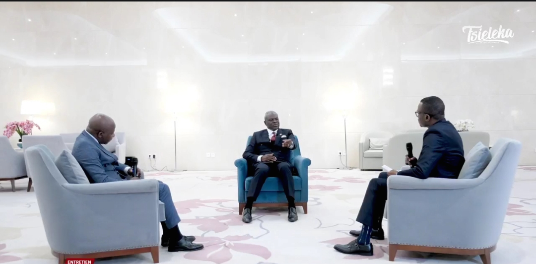 Capture d'écran -plateau télé C.direct et Tsieleka Media- interview Premier ministre Anatole Collinet Makosso