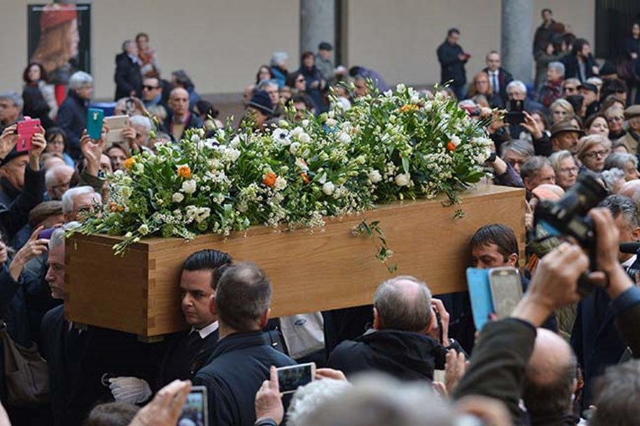 Le cercueil d’Umberto Eco couvert de fleurs quittant le domicile milanais de l'écrivain, sous les applaudissements de quelques dizaines de proches, admirateurs ou simples curieux