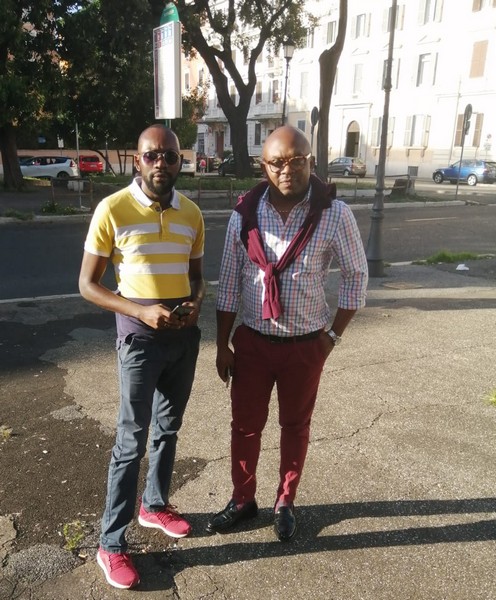 De gauche à droite: Talia Loemba-Bouity, membre de la Caravane des Voix de la Diaspora en compagnie de Jacques Mounombo-Koumba, tous deux résidents en Italie