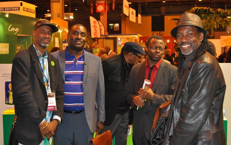 De gauche à droite Luc Mayitoukou, Cyriaque Bassoka, Clément Ossinonde, Dieudonné Gnamankou et Saintrick Mayitoukou sur le Stand Livres et Auteurs du Bassin du Congo au Salon Livre Paris