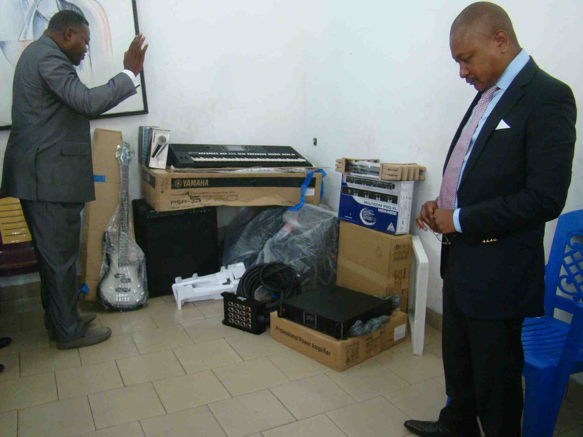 Le père Jean-Marie Bukasa bénit le matériel en présence du donateur